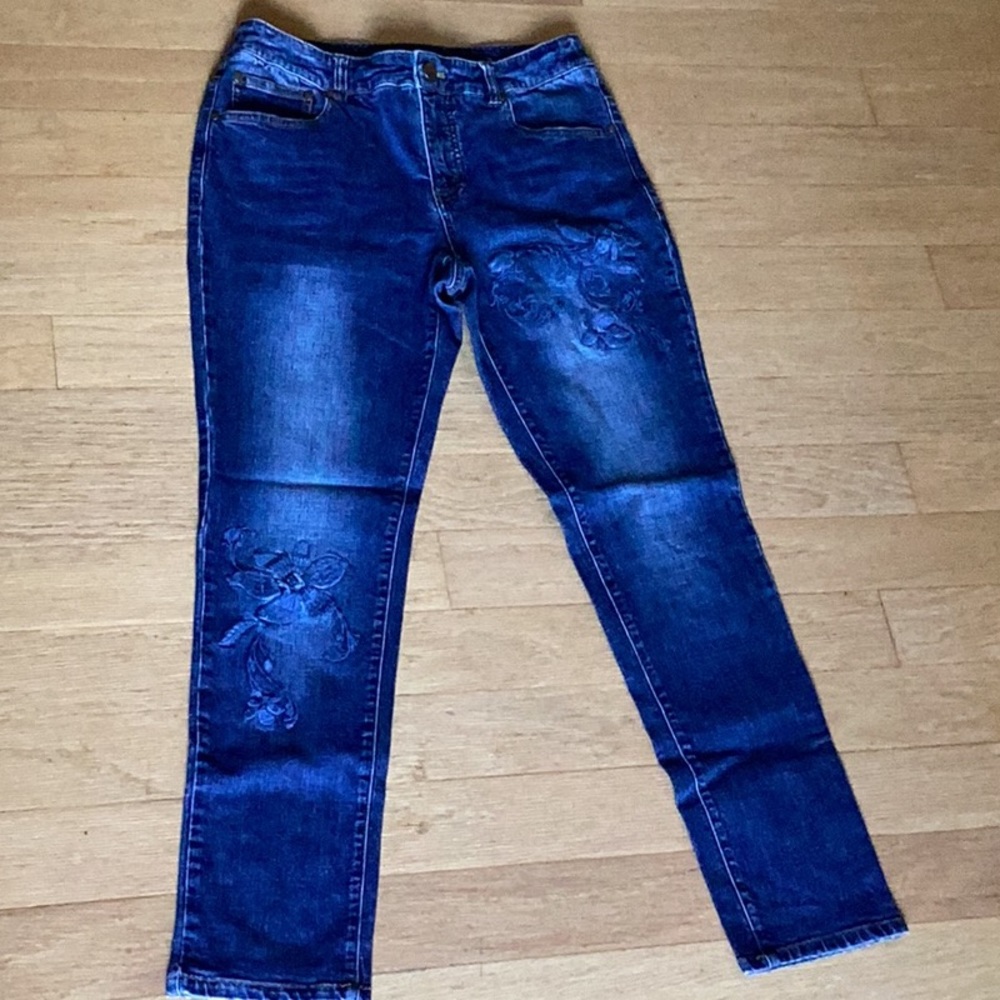 EUC Eric skinny jeans w/blue floral embroidery
